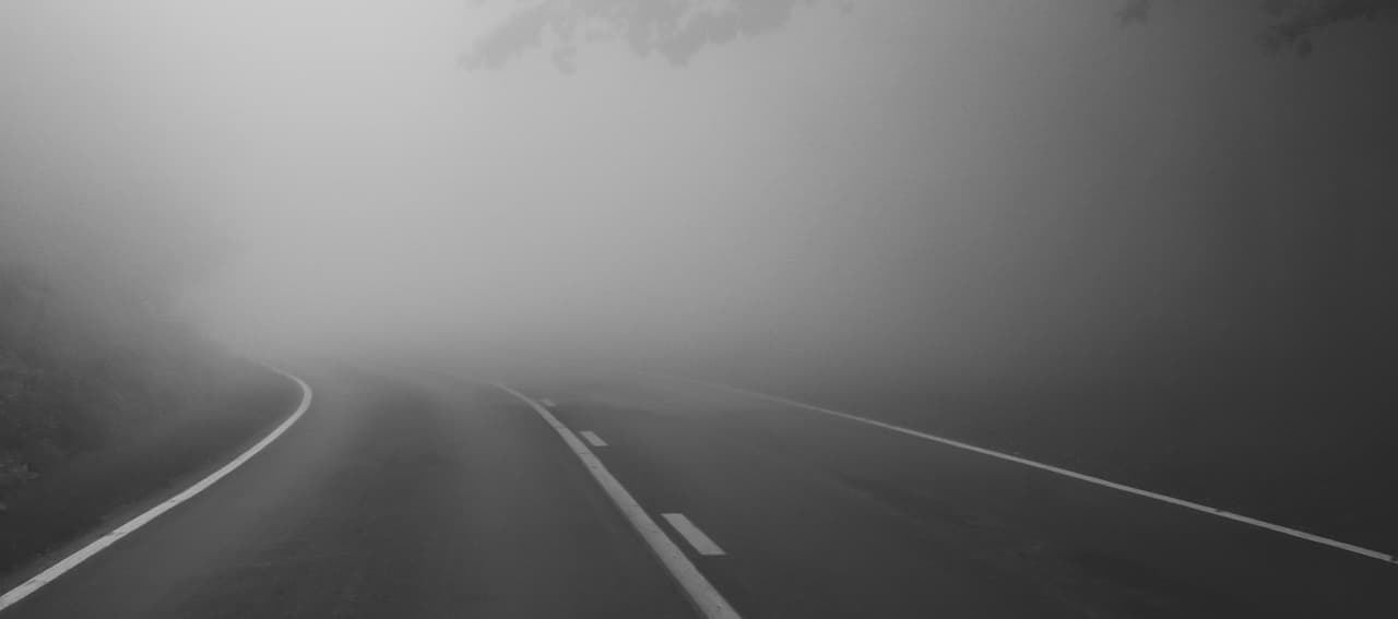 Bild von einer leeren Straße im Nebel