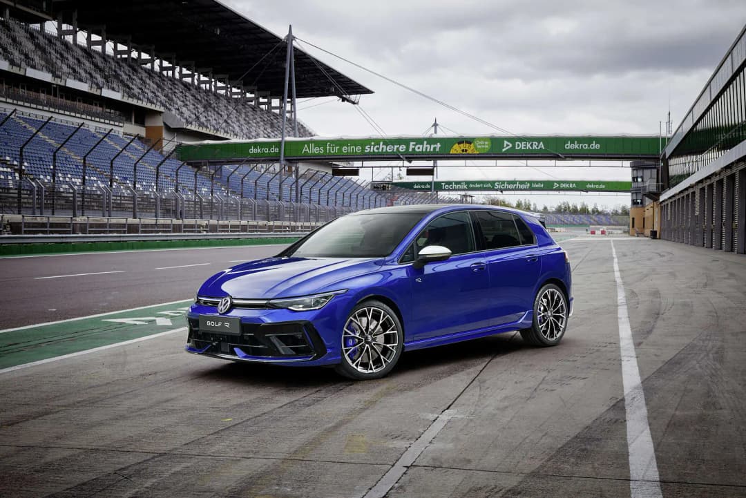 Golf R seitlich frontal in blau in der Boxengasse auf einer Rennstrecke